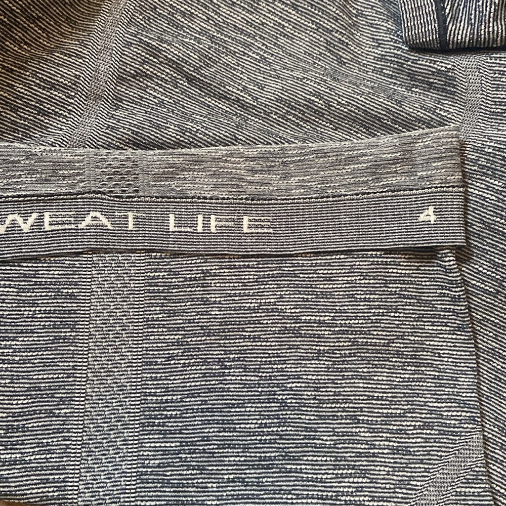 Lululemon athletica top size 4 - Picture 7 of 7